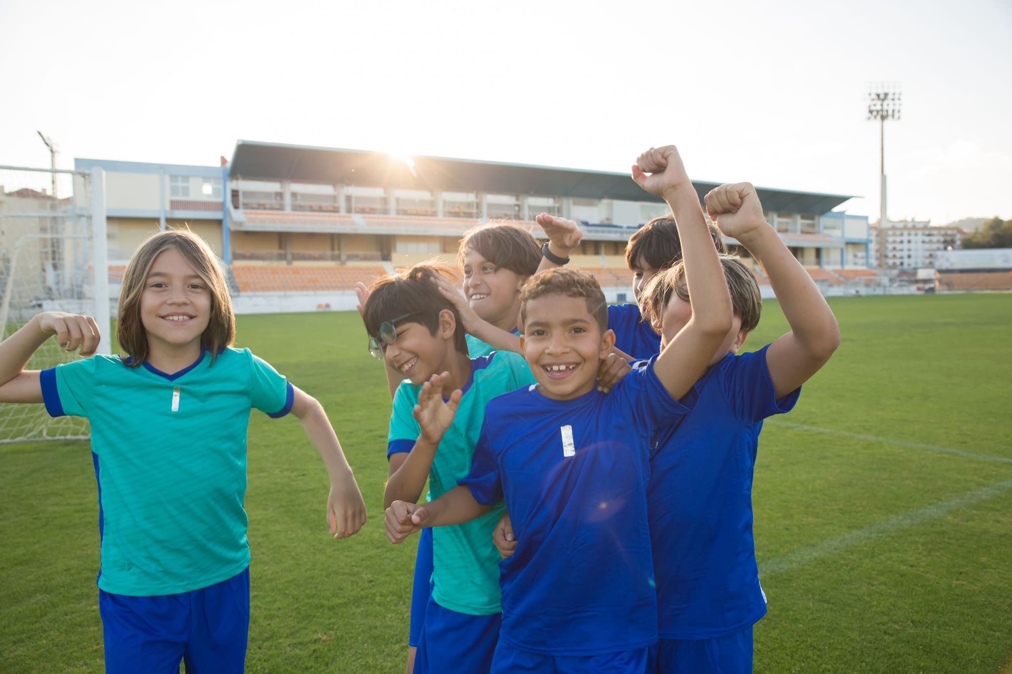 Bambini che esultano felici in campo dopo la partita