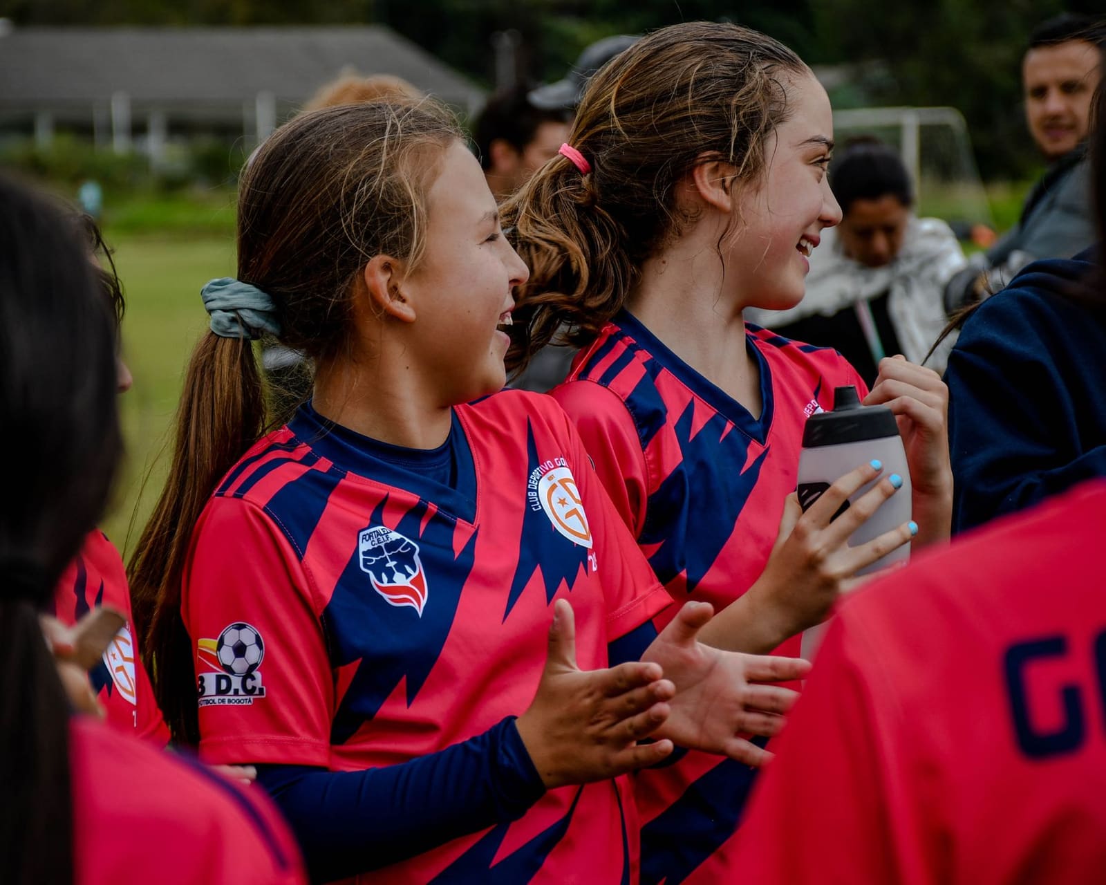 Ragazze sorridenti in maglia da calcio